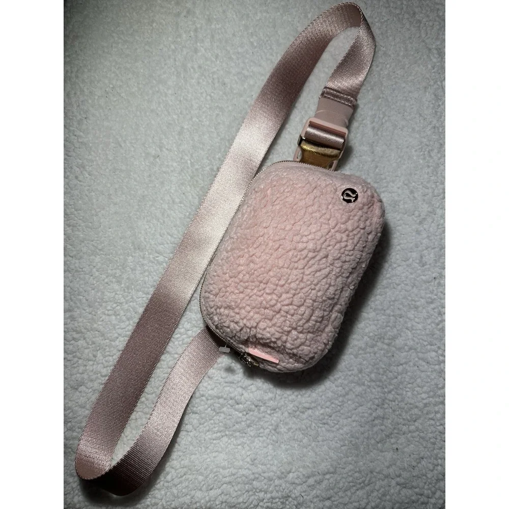 Lululemon Everywhere Belt Bag Fleece One Size 1L‎ Pink Mist Gold Hardware
